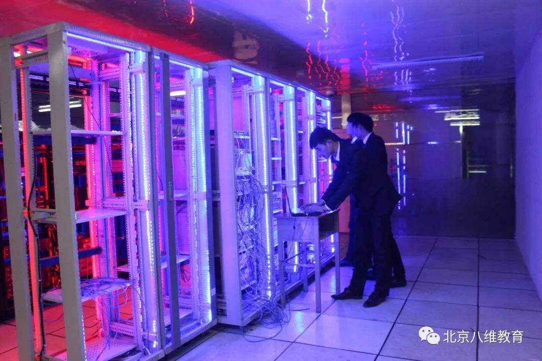 八维教育采用双师型教学
