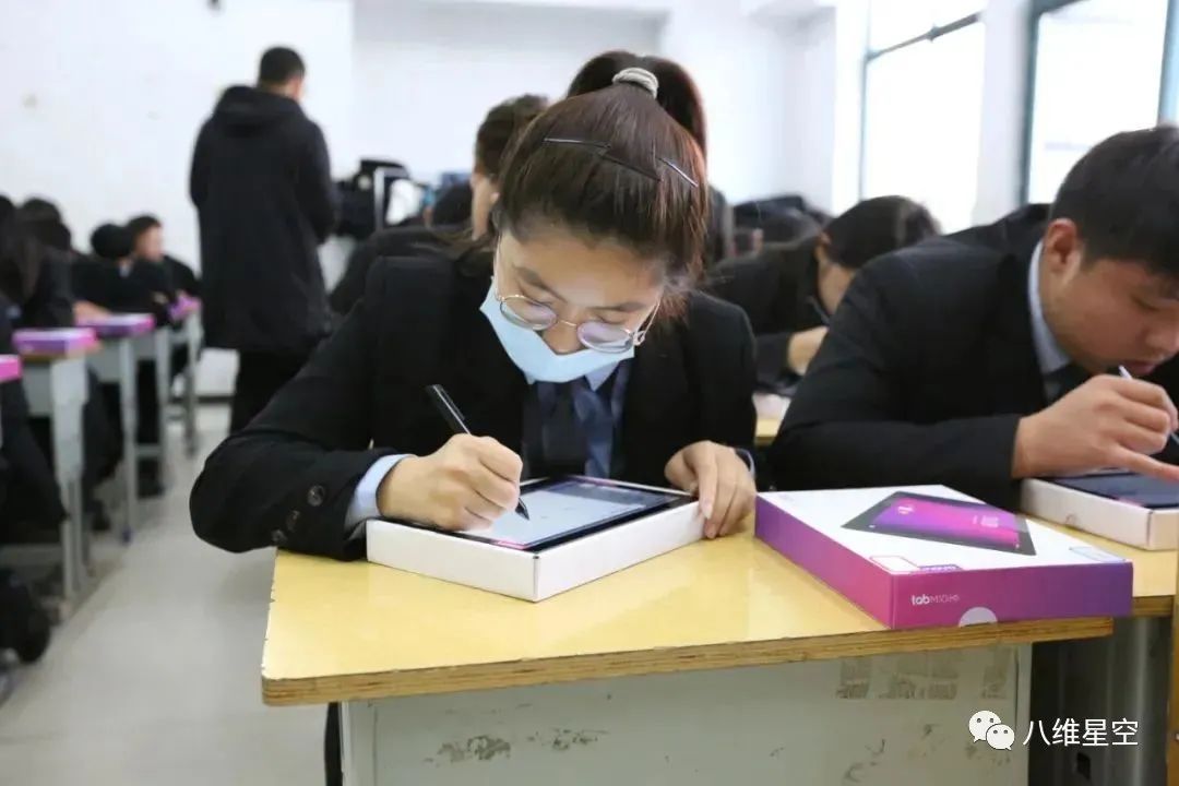 微信图片_20220929171455.jpg 八维教育培训学校学生学习