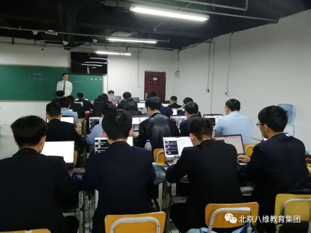 微信图片_20220927100456.jpg 八维教育培训学校学生学习