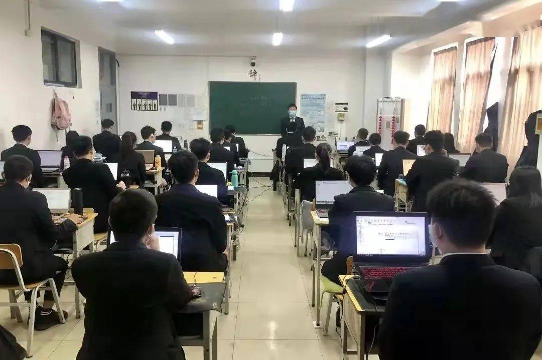1eaeb6cd34824eb4a3959c89cd6dc06a.jpeg 八维教育培训学校Python编程语言培训