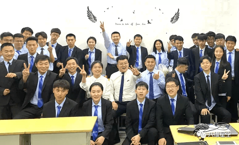 94904e87a84c4f55a381d3c4b72aa457.png 八维教育培训学校专注智慧工匠打造数字技能程序人才