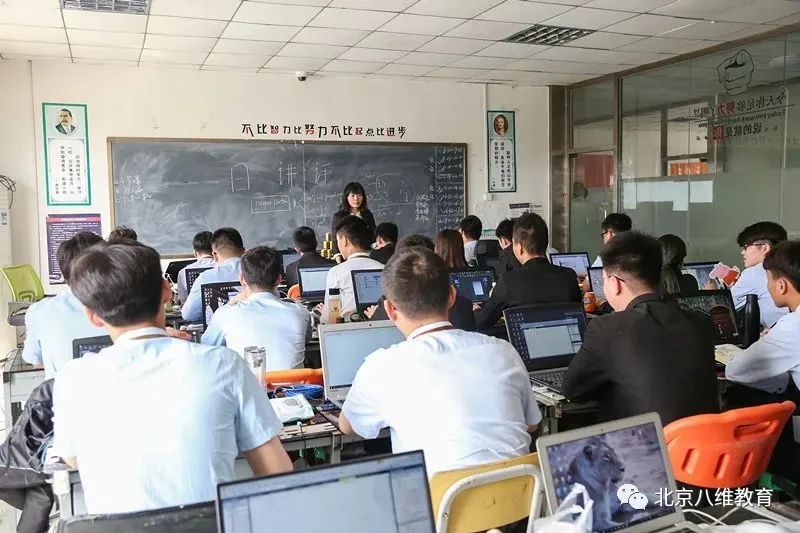 微信图片_20221031142329.jpg 八维独特教学方式助力云计算人才冲刺优质就业梦想