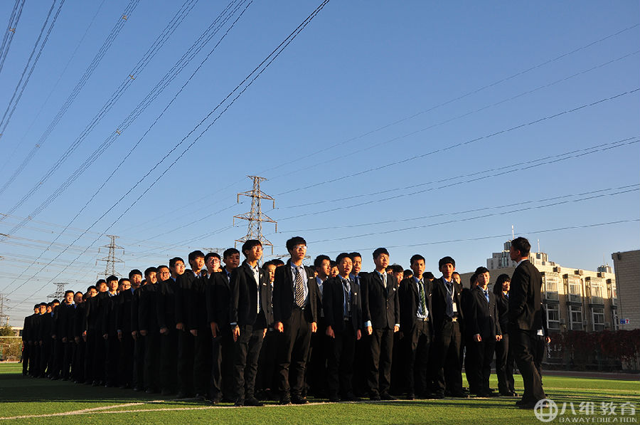 八维教育培训学?；ず桨宋ё痈咧柿烤鸵?/></p><p>　　八维教育一直以来坚持"以市场需求为导向，以岗位要求为标准，以优质就业为目标"的课程体系开发原则，摒除陈旧过时的教学方式和课程内容，始终紧随我国互联网技术发展前沿，在充分进行市场调研的基础上，深度开展"产教融合"与"校企合作"，陆续开设大数据、人工智能、物联网、云计算、游戏、互联网运营管理等十五大专业。建设庞大的实训项目库，内容覆盖诸多的热门领域，对标前沿行业、前沿产业和前沿项目，确保人才培养的全过程始终"以市场需求为导向"。重点培养学生的实践能力、职业能力、综合能力以及创新精神，与飞速发展的市场同步，内容强大、专业、前沿、落地，多年来帮助众多学子实现了他们的"就业梦"。</p><p style=