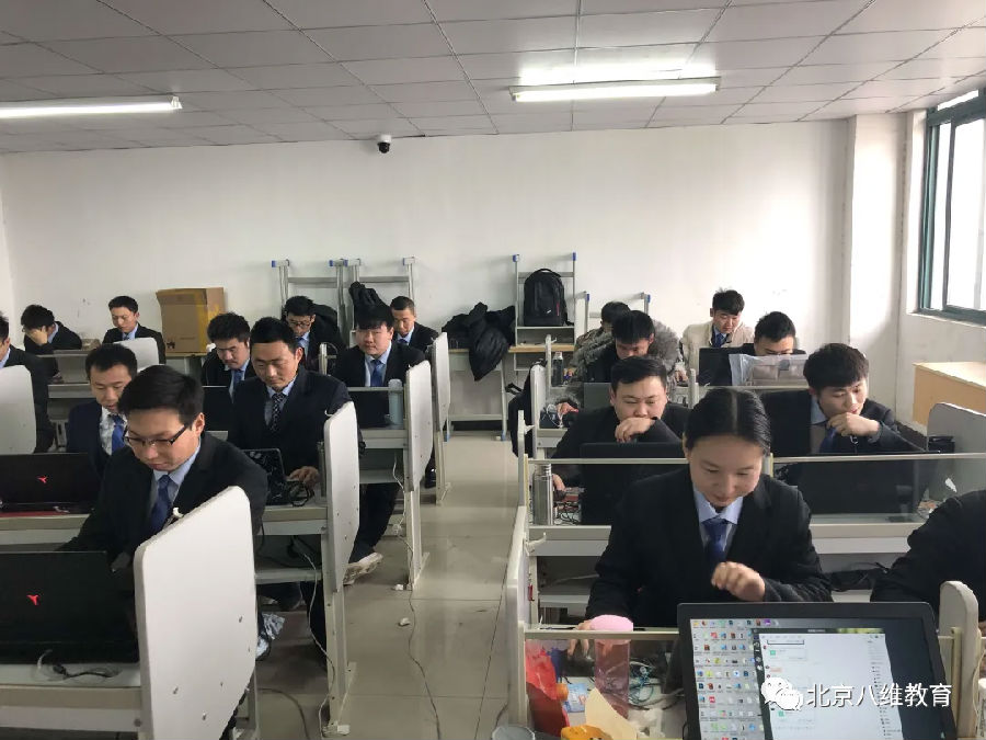 八维教育培训学?；ず桨宋ё痈咧柿烤鸵?/></p><p>　　此外，学校与各大企业合作，建立了就业合作关系，为学生提供更广泛的就业机会和优质的就业平台。目前，八维学子在信息技术、金融、广告、教育等行业都获得了优秀的就业成绩。</p><p>　　八维教育培训学校一直以来坚持专注于高质量的全方位人才培养和就业服务，通过丰富的课程体系及卓越的师资力量，为学生提供多元化、个性化的就业服务，使用多项措施助力学生打造高水平的技术和实践能力，不断促进学生根据个人兴趣和擅长找到适合自己的职业道路，以护航八维学子高质量就业。</p><p style=