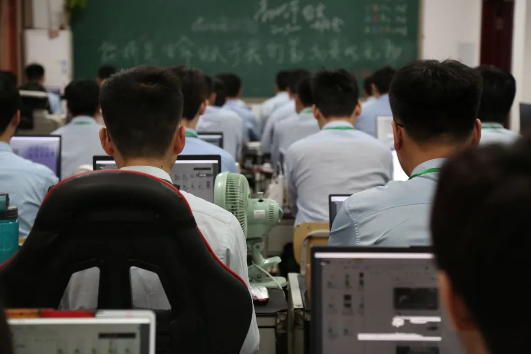 八维学?？糁悄苁贝萍即葱轮门嘌斯ぶ悄芗际趿炀瞬?/></p><p>　　一直以来，八维学校坚持校企合作与产教融合的机制推动技能型人才培养。多年来，八维与名企合作，为青年才俊与企业架设了沟通的桥梁，在真实的工作场景中，积极推进"实训标准化"，通过跟踪学生的实训进度，在实训过程中稳扎稳打，确保学生的学习效果，为就业打好基础，方便企业结合当地特色产业发展寻觅人才，也方便人才更加了解企业用人需求。</p><p>　　发展数字经济的关键在于人才是否能够在数字生活实践中反思<a href=