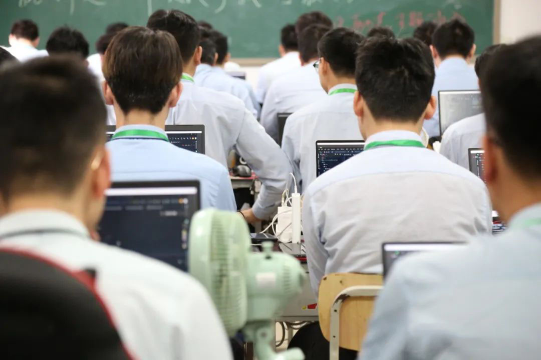 八维教育引领学子物联网开发技能打磨学子物联网行业竞争力