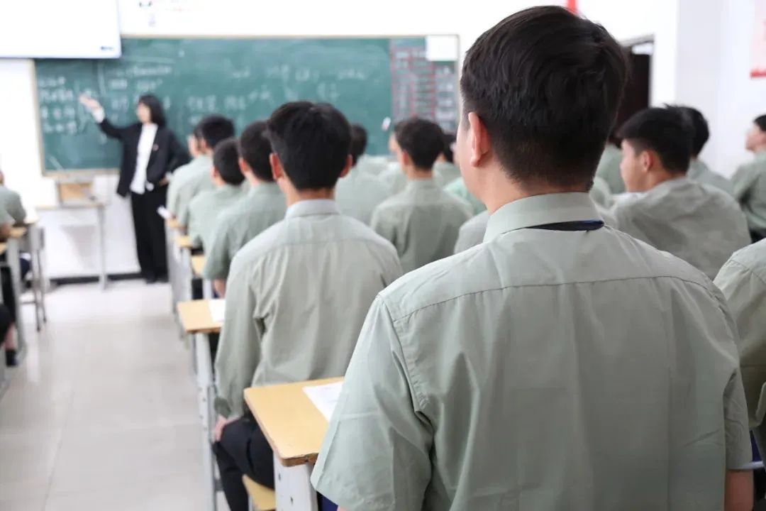 江苏宿迁八维教育职业学?？瓒嘀指咝鹿た谱ㄒ抵凸ぱЬ?/></p><p>　　工科专业因其强应用性和技术导向，往往与行业需求紧密相连，无论是制造业、信息技术、能源交通还是环境?；ぃ祭氩豢た迫瞬诺闹С?，因此，工科毕业生在就业市场上通常具有较高的竞争力和广泛的就业选择，即便在经济波动时期，也能保持相对稳定的就业率和薪资水平，因此工科专业以其前瞻性的视野、坚实的就业前景、注重实践与创新的教育理念，以及对社会的巨大贡献，成为了众多学子的首选，其受欢迎程度自然不言而喻。</p><p>　　学习工科专业还有一个核心优势就是，只要你技术过硬，便能在行业中找到适合自己的岗位，而且专业对口薪资高，这是因为工科专业往往直接关联着实际产业和技术应用，企业对于掌握关键技能和知识的人才需求迫切，愿意为之付出高薪，特别是对于那些家庭背景普通、没有过多社会资源，或者学历起点并不十分突出的学生而言，拥有一门过硬的技术成为了他们逆袭人生的关键。一技之长不仅可以助你进入热门赛道，更能在激烈的职场竞争中站稳脚跟，成为你不可替代的资本，在工科领域，无论是软件开发、硬件研发，还是数据分析、人工智能等前沿方向，只要你能深耕细作，不断精进自己的技艺，就能在职场中脱颖而出，实现个人价值的最大化。</p><p style=