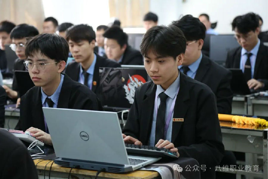 八维职业学?？炖殖刹诺奈滞辆鸵档募崾岛蠖?/></p><p>　　“快乐”是八维职业学校核心价值观的内容，“快乐成才”更是我们的追求。因此，八维职业学校采用“成就驱动教学法”，以案例教学为核心，引导学生主动学习。教学流程包括案例分析、知识获取、知识运用、知识扩充和创造发挥，旨在通过解决实际问题让学生获得成就感，并提高自主学习能力。教师努力营造快乐的教育环境，开发学生潜能；学生刻苦学习知识，磨练实践技能。</p><p>　　八维职业学?；棺⒅赜炜炖执葱碌难盎肪常ü榻ㄑ靶∽?，促进学生间的交流与合作，让学习变得如同游戏般有趣。学生在小组中共同面对挑战，分享成功的喜悦，从而提升学习的积极性和学习效果，让学习过程不再枯燥乏味。在八维职业学校寓教于乐的课堂中，学生不仅能收获知识，还能感受快乐。八维职业学校提供多彩舞台让学生展示才华、丰富知识、提升技能和挖掘潜力。班干部、学生会成员和社团组织者通过竞职演讲产生，锻炼思维能力和表达力。早课、日课、晚课的分享让学生复盘学习内容，成为价值传递者，同时提升语言组织和沟通能力。这种环境全面促进了学生的成长和发展。</p><p style=