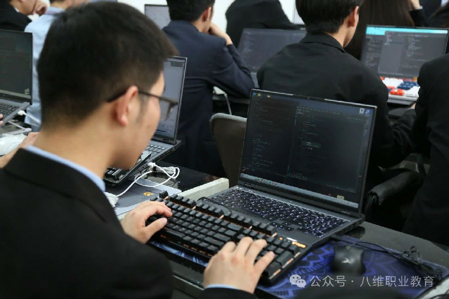 八维职业学?？炖殖刹诺奈滞辆鸵档募崾岛蠖?/></p><p>　　如八维职业学?！叭巳私钥筛咝Э炖殖刹拧彼锏慕逃砟钜谎?，优质的教育同样拥有答案，优异的就业成绩就是答案。从“KFC”的字母拆解中，八维职业学校展现出一条清晰的职业教育路径：以知识赋能筑牢基础，以乐趣驱动挖掘潜能，以优质就业兑现承诺。这种模式恰恰印证了“好教育自有答案”的观点，更在数字经济时代下为学子们提供一条成才的捷径。</p>														    <p>标签：
																														<span style=