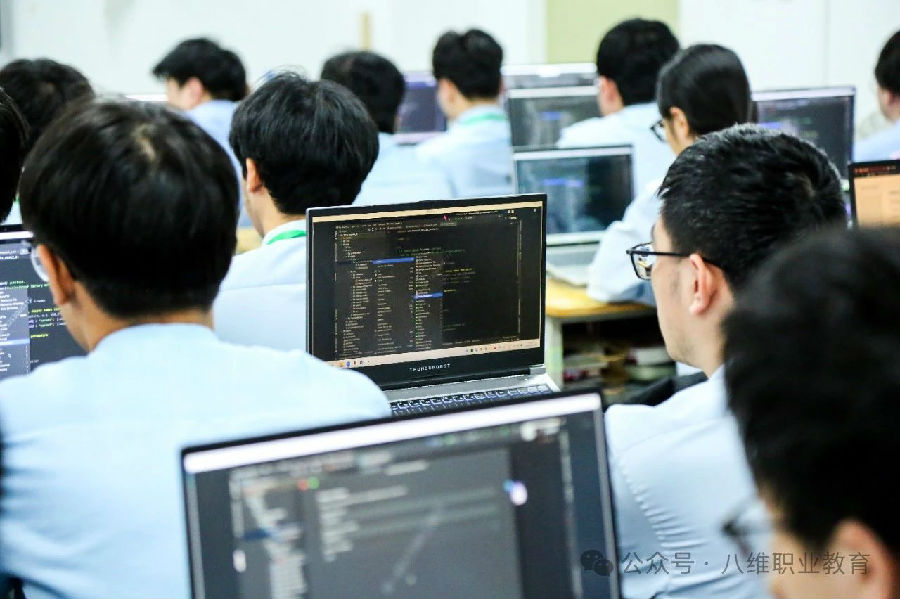 八维职业学校解锁人工智能领域无限潜能孕育未来科技精英