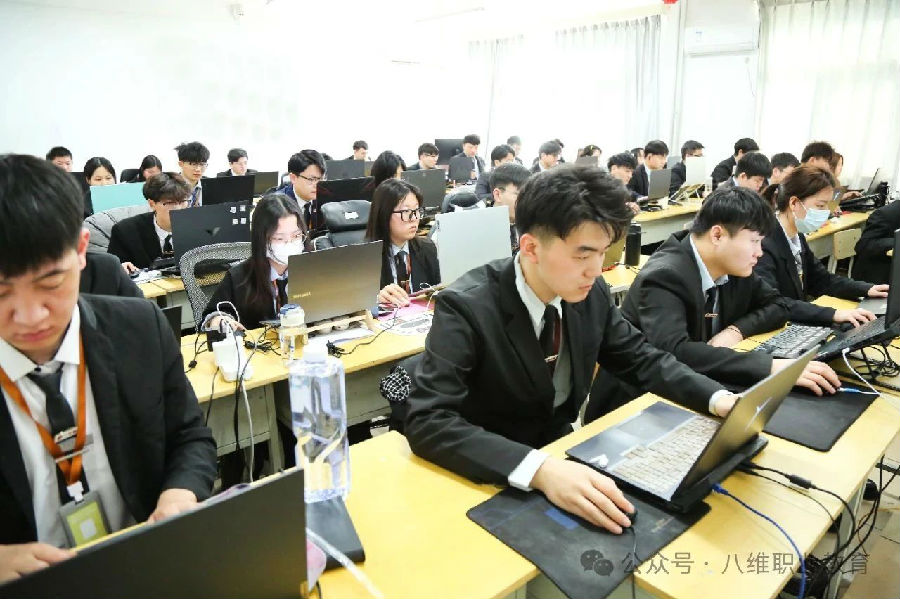 八维职业学?？糁腔畚蠢葱潞匠桃炜萍夹率贝绷?/></p><p>　　作为职业教育领域的佼佼者，八维职业学校始终站在时代前沿，紧跟互联网发展与变革的步伐，致力于打造符合市场需求、具备实战能力的数字技术人才，为行业输送了一批又一批高质量的专业人才。</p><p>　　在课程设置上，八维职业学校紧密围绕互联网行业的发展趋势，开设了包括大数据、云计算、人工智能、物联网等一系列前沿技术课程。同时，学?；棺⒅亟砺壑队胧导僮飨嘟岷?，通过项目实训、模拟演练等方式，让学生在实践中掌握技能，提升实战能力。此外，学?；褂攵嗉抑笠到⒘撕献鞴叵担峁┦迪笆笛岛途鸵低萍龇?，进一步拓宽了学生的就业渠道。</p><p style=