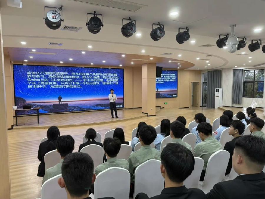 八维职业学?？糁耙到逃录驮茉煳蠢粗俺【⒌囊±?/></p><p>　　自2022年5月，新修订的《中华人民共和国职业教育法》正式实施，首次以法律形式明确，职业教育与普通教育“同等重要”，破除“职教低人一等”的偏见；这一修订被业界称为“职业教育翻身仗的开端”，为后续扩招、升本提供了法律基础，与此同时，职业教育法修订后的职教高考迎来重大突破：招生规模扩至300万人；职教高考为职校生提供了学历晋升通道，中职生也可以上本科；诸多头部大厂联合职业技术学?？琛癆I+”“云计算运维”等前沿课程，为更多考生提供了新选择。较低的文化课门槛、更强的就业竞争力、同等学历的含金量，这条赛道无疑吸引了众多学子和家长们的关注！</p><p>　　为适应国家发展需求，职业院校迅速调整专业布局，精准对接未来战略需求，据统计，各类职业技能培训课程报名人数在2025年增长了60%，可见这届年轻人对于提升技能格外重视。2024年教育部新版《职业教育专业目录》中，新增37个职教专业，包括智能网联汽车技术、碳计量与碳资产管理等；淘汰86个传统专业，如文秘、会计电算化等，全面向数字化方向升级。教育部预测，到2025年，70%以上的职教专业将完成数字化改造。麦可思《2024年中国高职生就业跟踪报告》调研数据显示：学习新兴专业的职校生，3年内薪资涨幅是传统专业的2.3倍。因此，在专业的加持下，职校生成了名副其实的“香饽饽”。</p><p style=