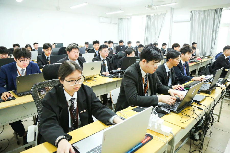 八维职业学?？糁耙到逃录驮茉煳蠢粗俺【⒌囊±?/></p><p>　　硬实力：在专业建设上，八维职业学校注重与头部企业、行业专家的沟通交流，注重专业技术前沿性；实训上，不断完善、更新项目实训库，拓展实训项目的种类，使学生在项目中完成知识及工作流程的梳理。教学上，采用“单科精进、串行排课”的模式。在教学周期内，保证学生能够将时间、精力都专注在一门学科上，反复强化；其次，通过日考、周考、月考，“日清日结”、“周清周结”、“月清月结”，确保学生实现学习目标；软实力：“学生自主管理模式”，使学生具备“带领团队达成目标”的企业管理能力。通过“四会”：目标誓师大会，让学生树立目标意识；日PK，让学生形成竞争意识；日讲评，训练学生沟通表达能力；干部月度述职，让学生具备承办会议能力；文化素教课程，通过文化培训，让学生走进八维职业学校成人成才；巧实力：在就业上八维职业学校致力于帮助学生勇闯三关：简历关，教会学生如何写简历，从而能收到更多面试邀约；面试关，模拟面试真实场景，让学生对企业常见面试问题自如应答；项目答辩关，讲出实训项目核心点，提升学生综合素质和竞争能力等。随着信息化、数字化、网络化、智能化趋势的加速推进，越来越多的行业正经历着前所未有的变革。在这一变革中，职业教育迎来了前所未有的发展机遇。八维职业学校凭借其在职业教育领域的深厚积累与不断创新，已成为培养数字技能人才的重要基地。八维职业学校在现代职业教育道路上的努力与成绩，不仅体现在对学生“三大实力”的全面提升上，更体现在其对职业教育体系改革的积极贡献和对社会经济发展的有力支撑上。</p><p style=