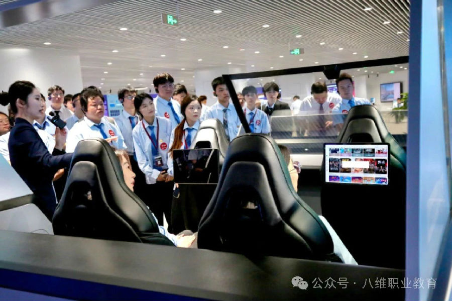 八维职业学?？粲胖示鸵敌氯懒炫芪蠢粗俺♂鄯逯?/></p><p>　　云计算是数字化的重要底座。云计算作为人工智能时代的关键基础技术，是人工智能深度赋能实体行业的必要基座，也是加快形成新质生产力，推动我国数字经济走向新发展阶段的重要助力。2024年，我国云计算市场规模达8288亿元，同比增长34.4%，保持较高增速，以云为基座的数智市场格局已经形成。随着量子计算、区块链、人工智能与云计算的融合革新，云计算的边界将进一步扩展，预计到2030年我国云计算市场规模将突破3万亿元。云计算与后端开发作为企业数字化转型的基础支撑，2025年下半年的需求依然旺盛。除了以上几个专业方向外，被称为空中“新基建”的低空经济，无论是政策统筹还是行业发展都展现出了广阔的发展潜力，被看作是下一个“万亿级蓝?！绷煊?。元宇宙与数字内容被称为虚实融合的“造梦工厂”。文旅部推出元宇宙景区建设指南，抖音虚拟人直播带货GMV破百亿。虚实交互设计师、3D模型设计师缺口达80万，游戏电商建模需求暴增。还有大数据、物联网、新媒体直播......</p><p>　　很多人好奇，为什么有的人能找到好工作？有的人只能在家迷茫？关键点在于，是否了解时代，是否知道时代中就业的真相是什么！对于毕业生而言，2025年下半年是进入IT行业的黄金时机。无论选择哪个方向，持续学习和技能更新都是IT从业者的必修课。在这个技术飞速迭代的时代，只有保持敏锐的行业嗅觉和强大的学习能力，才能在职业发展道路上走得更远。对于大多数求职者来讲，我们也需要从几个方面来重构自己的竞争力：一是技能升级，二是赛道选择。</p><p style=