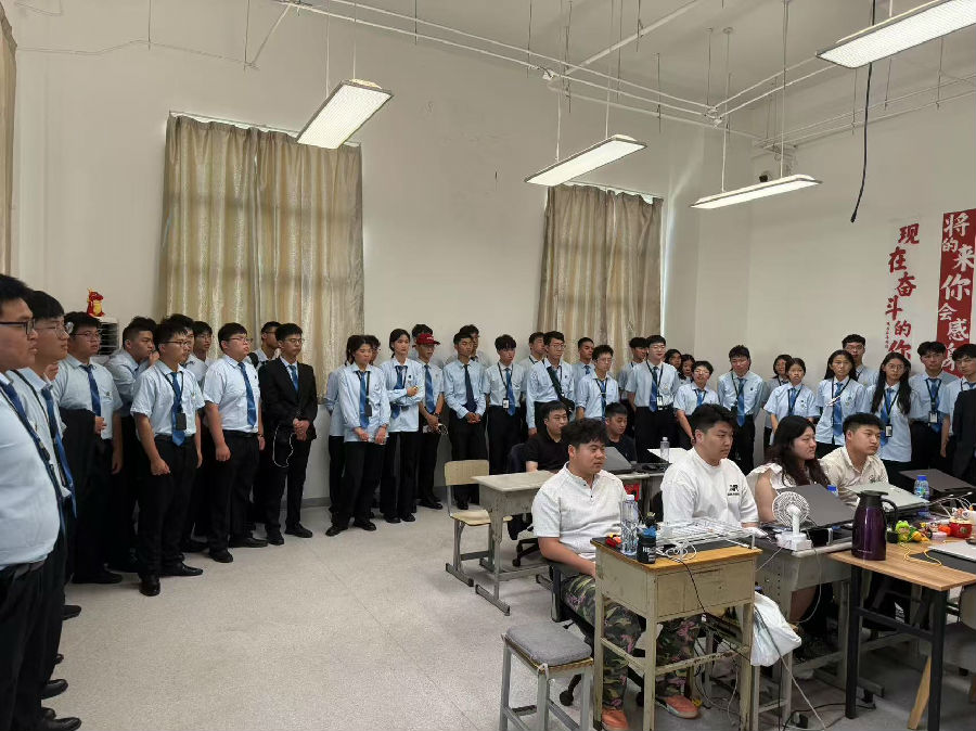 八维职业学?？粲胖示鸵敌氯懒炫芪蠢粗俺♂鄯逯?/></p><p>　　通过“产教融合”、“校企合作”的创新培养模式，助力学子掌握企业所需的前沿技术，与企业级项目无缝衔接，从技能培养到职场通关全链路为学生优质就业保驾护航，打造具备专业技术、软件设计、工程优化、项目讲解、前瞻创新能力的五边形IT战士。</p><p>　　据专家预测，2026届毕业生人数将在2025年基础上再创新高！未来就业竞争将进入白热化阶段，求职者之间的“内卷”将持续升级，想要突出重围，要选对赛道，更要学对技能。<span style=