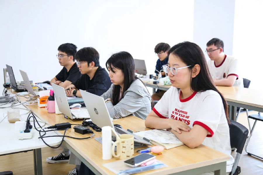 八维职业学?？舾咝＞鸵敌缕麓蛟熳吭街俺≈?/></p><p>　　“高学历等于高起点”的神话不再，这是英国《经济学人》6月封面文章的内容。牛津经济研究院的数据显示，2025年，6%的美国应届大学毕业生找不到工作。这也是自1980年开始记录以来，美国应届毕业生的失业率首次持续高于全国失业率。韩国高学历青年挤破头读博士，但2024年有1/3的博士在家啃老；日本看上去风平浪静，失业率只有2.6%，可不少大学毕业生只能签临时合同，日子并不好过；在欧盟，年轻人的失业率同样非常严重。有数据称，这和学历通胀不无关系。在美国，1970年只有11%的人有大学文凭，现在这个比例已经超过1/3。法国大学生人数增长36%，爱尔兰更是高达45%。更残忍的是，一群“天之骄子”为了拿一纸文凭在“象牙塔”里埋头苦读数年，毕业后发现，他们专业对应的岗位早就被AI替代了！</p><p>　　近期，教育部公布一组数据，2025年全国硕士研究生报名人数降至388万，较2024年暴跌50万，而与此同时，考公热度剧烈升温，报名人数飙升，2024年国考报名人数达341万，同比上升12.5%。为什么在大学招生规模持续扩大的今天，考研热度却急速下降了呢？智联招聘2024年《大学生就业力调研报告》显示：硕博毕业生offer获得率44.4%，首次低于本科生的45.4%；双非院校硕博生offer率仅33.2%，较2023年骤降17个百分点，比同校本科生低10.7%。读研、读博是为了更好的就业，更高的薪资，更好的发展空间，如果高学历不能带来任何的升值，还需要投入更多的时间、费用和精力，还不如早些就业抢占先机。于是，很多年轻人开始将目光投入“考公”，把“卷学历”变成了“卷编制”，期望通过考公寻求稳定的就业。当“读书改变命运”的剧本不再，年轻人也越来越清楚，到头来还是一纸offer握在手中更为踏实。</p><p style=