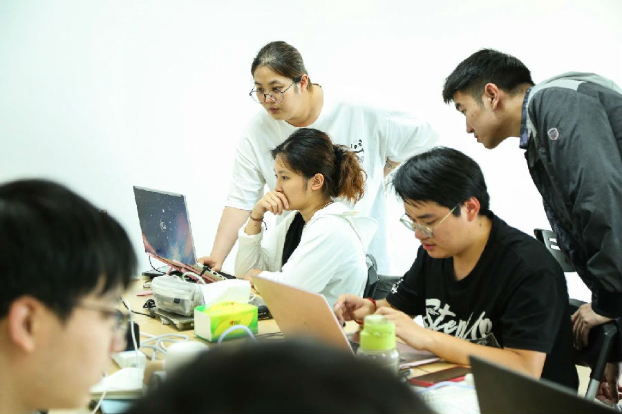 八维职业学?？舾咝＞鸵敌缕麓蛟熳吭街俺≈?/></p><p>　　就业数据的变化，总是藏着时代的密码。以前的社会觉得高学历就应该搞学术，搞科研，把高学历者框在“象牙塔”里，而现在大家慢慢明白，其实无论你什么学历，最终还是要看你解决问题的能力。随着AI大潮袭来，越来越多人发现，自己的工作被算法抢走。法律、财会、内容编辑、初级编程……越来越多被自动化技术所取代。在就业市场里，最缺的不是高学历人才，而是高技能人才！根据今年各地发布的《紧缺人才目录》可以发现，就业机遇集中在技术迭代快、政策支持强的领域。数字经济与信息技术、先进制造业与智能制造、生物医药与医疗健康、绿色经济与新能源等关键行业人才需求量最大。在各行业各领域数字化转型的当下，数字经济与信息技术行业人才需求激增，人工智能训练师、工业机器人系统运维员、半导体芯片制造工、建筑信息模型技术员、网络与信息安全管理员等是三大一线城市均提出的人才急需的职业（工种），体现出各地产业智能化、数字化、绿色化的发展趋势。在2025毕业季秋招高峰期，各大互联网企业、科技公司纷纷启动2025届校园招聘计划，其中算法工程师、数据分析师、云计算架构师等岗位的招聘规模较往年有明显提升。在“中国制造2025”战略推动下，新能源汽车、半导体、航空航天等高端制造领域面临严重的人才短缺。根据工信部最新预测，到2025年我国智能制造领域人才缺口将达3000万……于是，看清市场需求的年轻人为了抓住机遇，纷纷开始“逆向镀金”，很多大学生还没毕业便先通过“技能进修”抓住市场转型的机会实现逆袭！很多985、211毕业的本科生、研究生们纷纷涌入职业教育机构学习技术，提升职场竞争力。</p><p style=