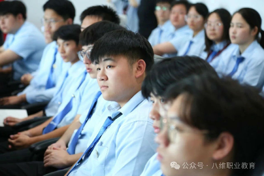 八维职业学?？舾咝＞鸵敌缕麓蛟熳吭街俺≈?/></p><p>　　实训阶段更有众多高含金量项目驱动教学，从技术到业务，从思维到落地，一站式帮学生提升项目构建与开发能力。更融入了架构设计过程、完善的工程体系、真大厂前端研发脚手架、前端监控平台全流程开发等，全面助力你从“职场小白”到高级前端工程师的蜕变。</p><p>　　大学生短期精英班作为八维职业学校的王牌产品之一，自创办以来始终秉持“短时高效、直通大厂”的培养理念，已帮助众多的专科生、双非本科生乃至研究生实现了曾经“遥不可及”的大厂梦。欢迎全国各地即将毕业的大学生，或已经就业想换赛道的莘莘学子们加入八维职业学校大学生短期精英班，一起奔赴美好未来！</p>														    <p>标签：
																														<span style=