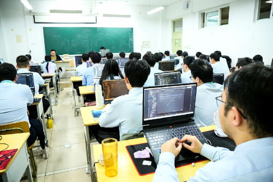 八维职业学?？羧斯ぶ悄艿钠婕Ｃ苈攵驮煳蠢纯萍季⑷瞬呕曰托缕?/></p><p>　　八维职业学校人工智能专业拥有高水平师资团队，云集名企技术经理、高校教授等行业高端人才，无缝对接热门趋势，专业团队研发?？榛厣纬?，将当前人工智能技术潮流新技术、新模式融入到教学当中，形成符合八维职业学校学习发展的新教育、教学体系，严格按照“以市场需求为导向，以岗位要求为标准，以优质就业为目标”的课程体系开发原则，进行课程内容的研发、更新，实训课程对标行业前沿的热门项目，为学生的就业之路奠定了坚实的基础。</p><p style=