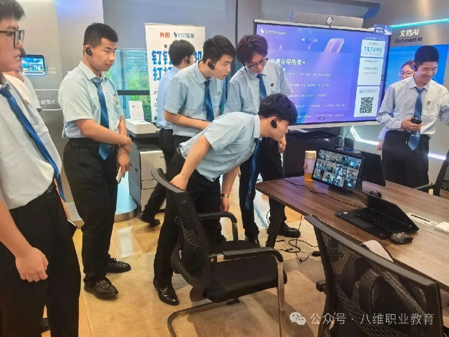 八维职业学校学子去阿里体验电商文化，去百度探索智能驾驶体感