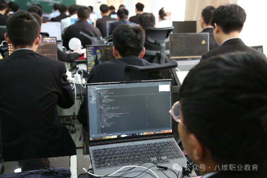 八维职业学校：点亮DeepSeek智慧之光，引领你迈向成功巅峰！