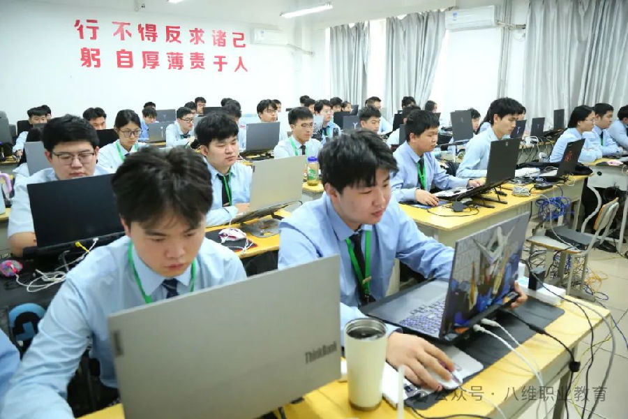 江苏宿迁八维学校：云计算的梦幻工厂，打造数字未来的精英！