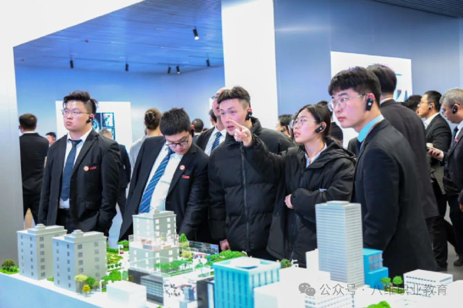八维职业学校北京校区网络工程专业工业机器人开新班啦！