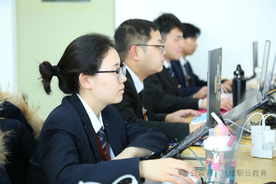 八维职业学校：解锁数字技术未来，铸就数字技术精英！
