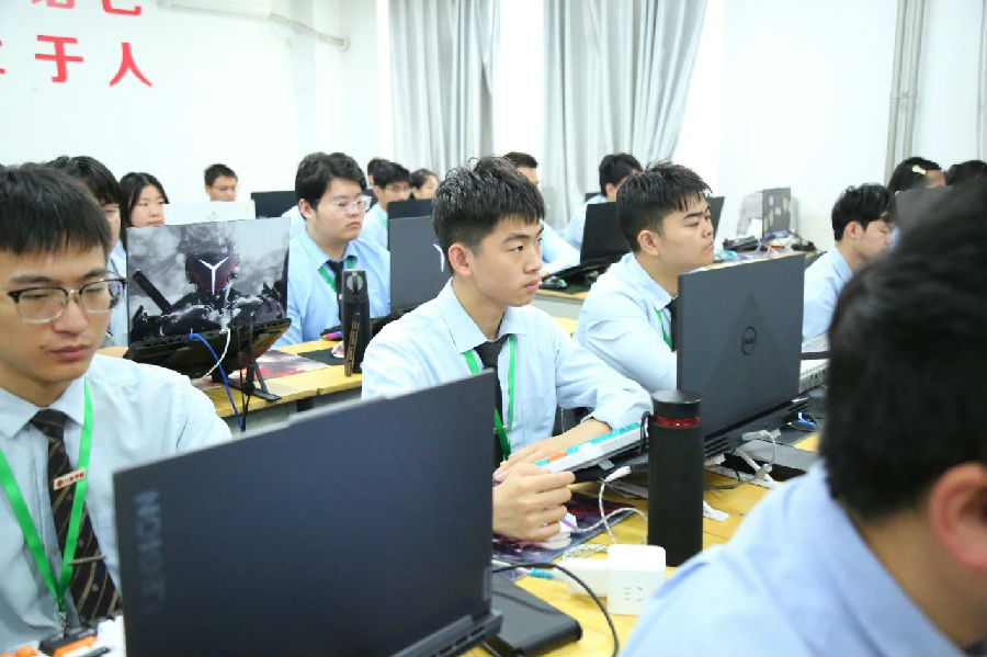 八维职业学校：人工智能领域的新星摇篮，铸就未来科技精英！