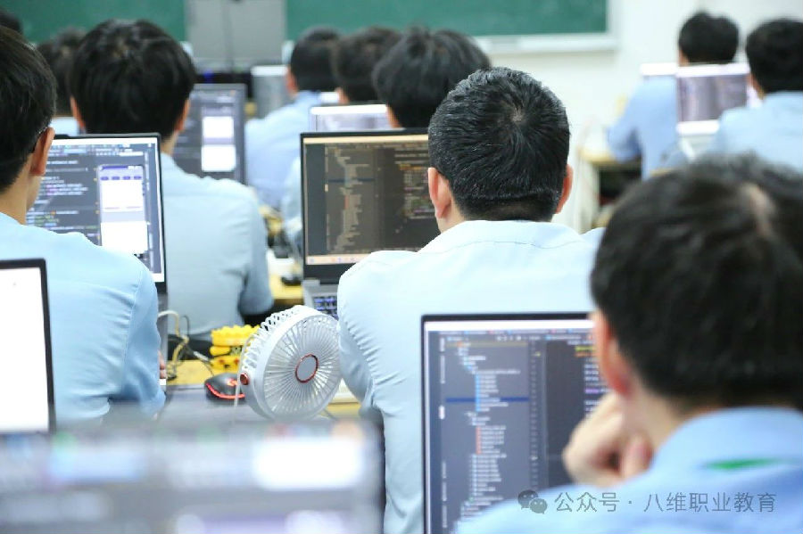 八维职业学校：引领科技潮流新风尚，赋能数字人才培养新时代！