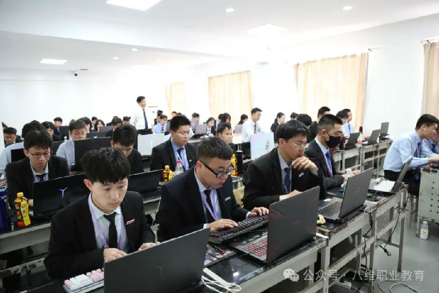 八维职业学校：驱动未来科技新篇章，塑造AI人才新高地！