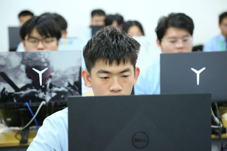 八维职业学校：铸就优质就业的金钥匙，开启未来职场新篇章！