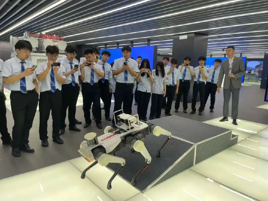 八维职业学校：解锁AI未来之门，扬帆起航智慧教育新篇章！