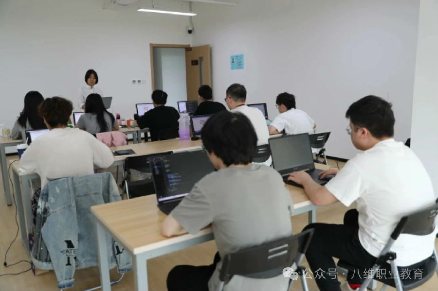 八维职业学校：揭秘软件测试就业新密码，助力学子零基础逆袭高薪