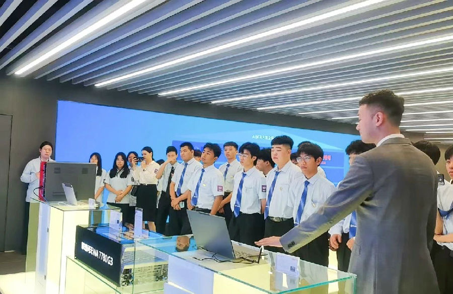 八维职业学校：解锁未来科技新密码，塑造人工智能精英人才的孵化地！?