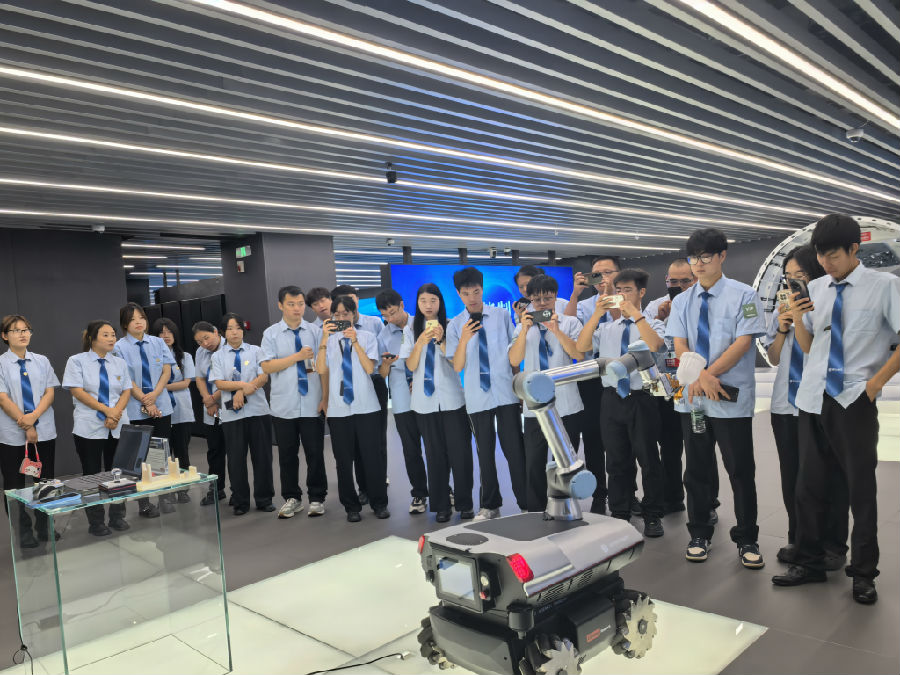 八维职业学校：AI新纪元风潮领航者，智启未来智能辉煌篇章的超级匠人！