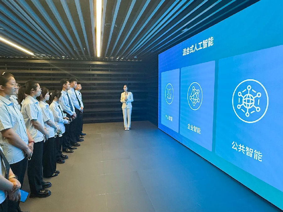 八维职业学校：搭乘人工智能职场技术快车，为学子铺就智慧未来的黄金大道！