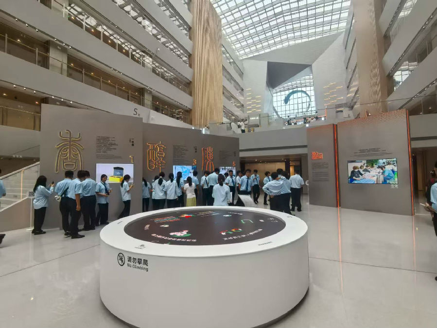 八维职业学校：聚焦于人工智能领域就业新征程，铸就技术精英梦！