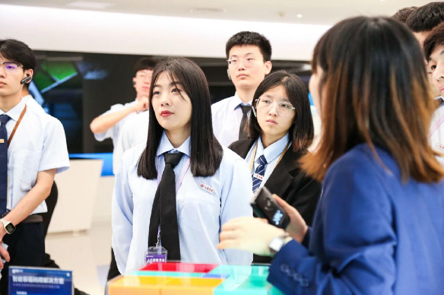 八维职业学校：就业市场的硬核玩家，打造数字技能铺就职场梯