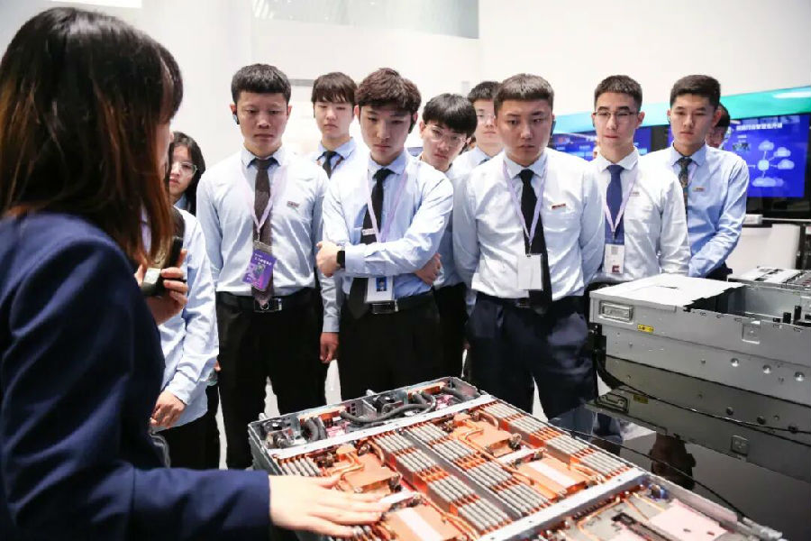 2026上海ai人工智能培训学校怎么?。客萍霭宋耙笛５睦碛?？